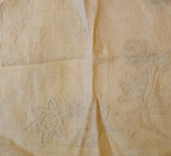 Crewel Dining Ankasa White on Natural Brown Jute Table Mat20x20